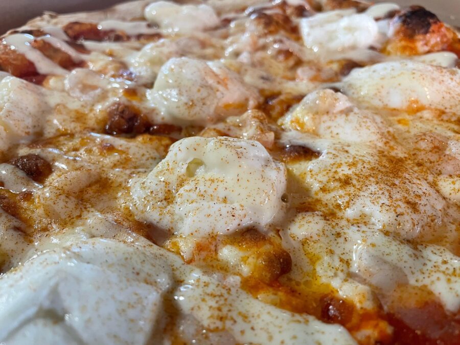 Pizza base de tomate picante con albahaca